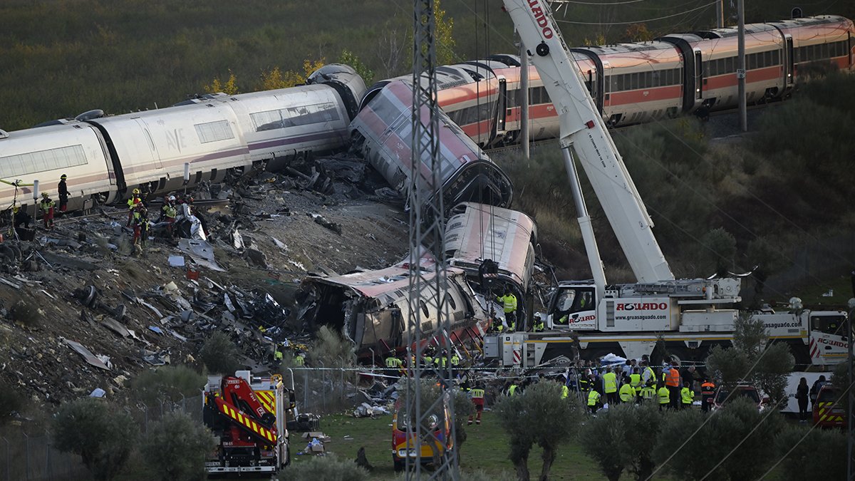 68 kişinin öldüğü İspanya’daki tren faciasında ses kayıtları ortaya çıktı: Duran tren varken ‘normal hız’ talimatı verildi
