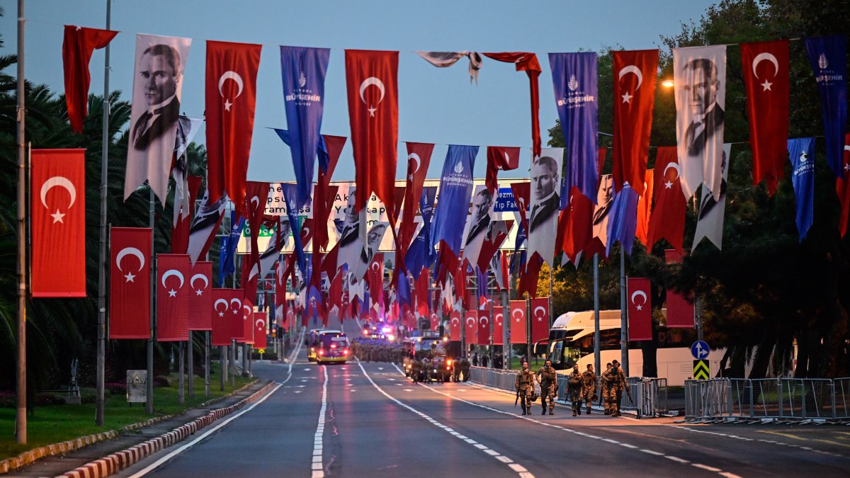 İstanbul'da 29 Ekim nedeniyle bazı yollar trafiğe kapatıldı