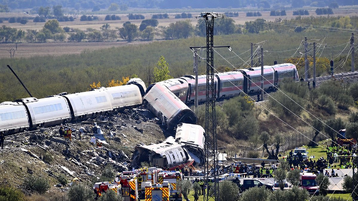 İspanya'da tren kazasının ardından hükümet karşıtı protesto: Sanchez'in ve Ulaştırma Bakanı'nın istifası istendi