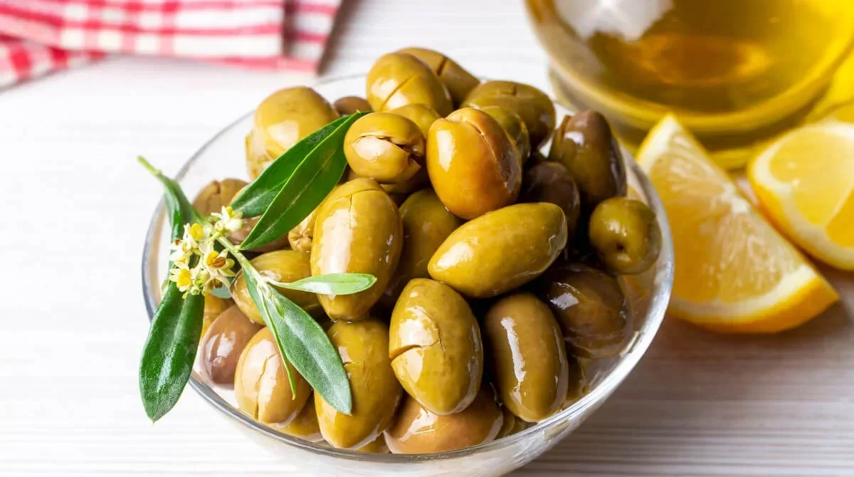 Şimdi tam zamanı: Evde adım adım kırma yeşil zeytin nasıl yapılır?