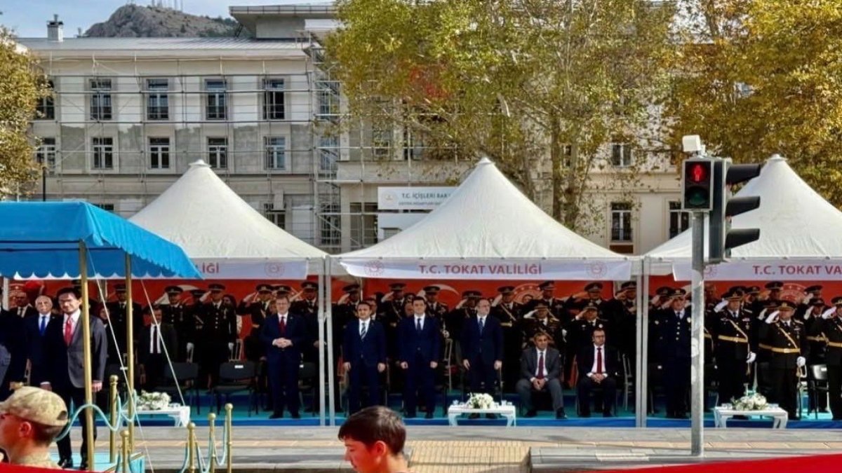 Türk bayrağına ayağa kalkmayan vali yardımcısından açıklama: Herkesten özür diliyorum