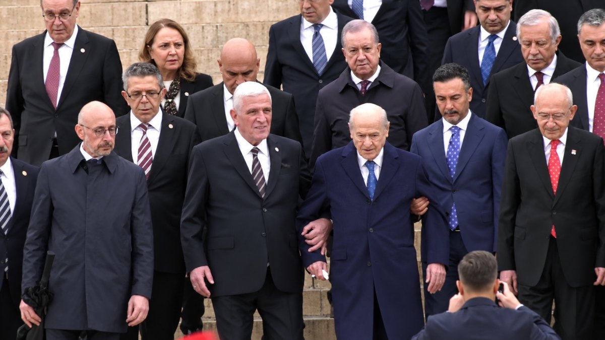 Dervişoğlu’ndan Bahçeli’nin koluna girdiği görüntülere ilişkin açıklama: 'Karakterimi değiştiremem'