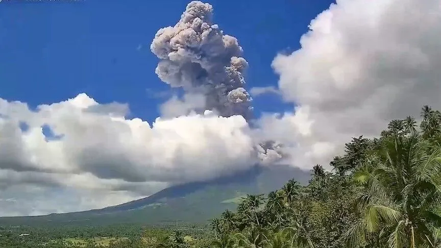 Filipinler’de Mayon Yanardağı patladı: 3. seviye alarm ilan edildi