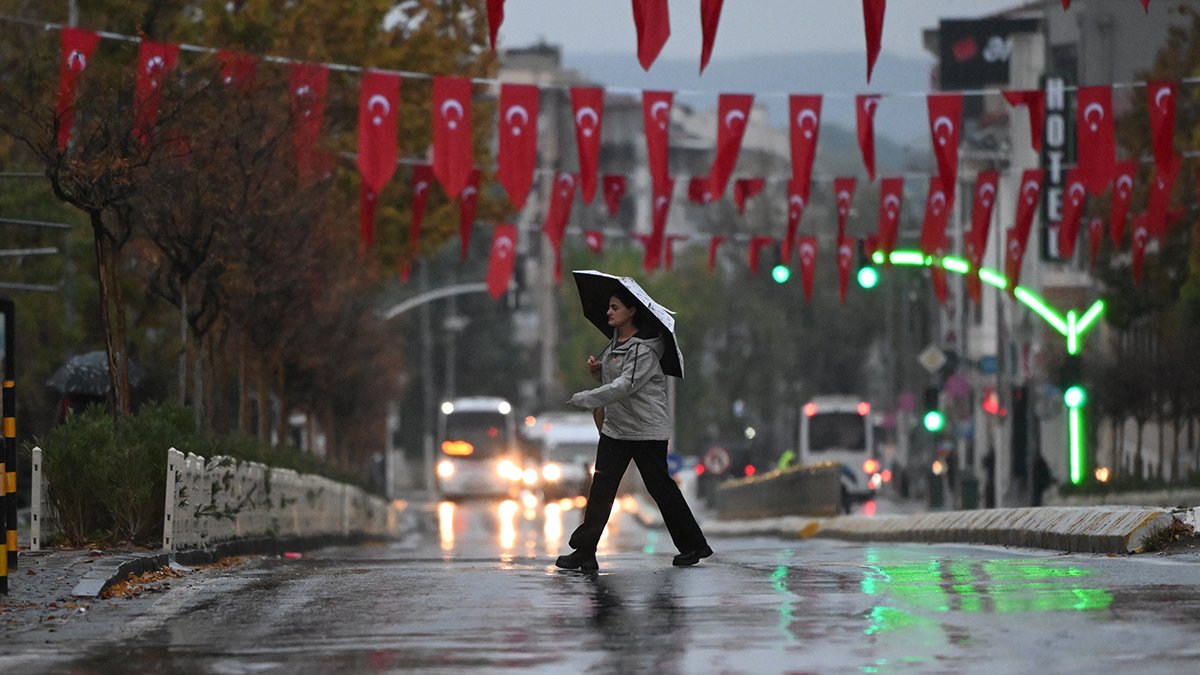 Meteoroloji saat verdi: 2 kent için "sarı" alarm! 7 bölgede sağanak yağış var