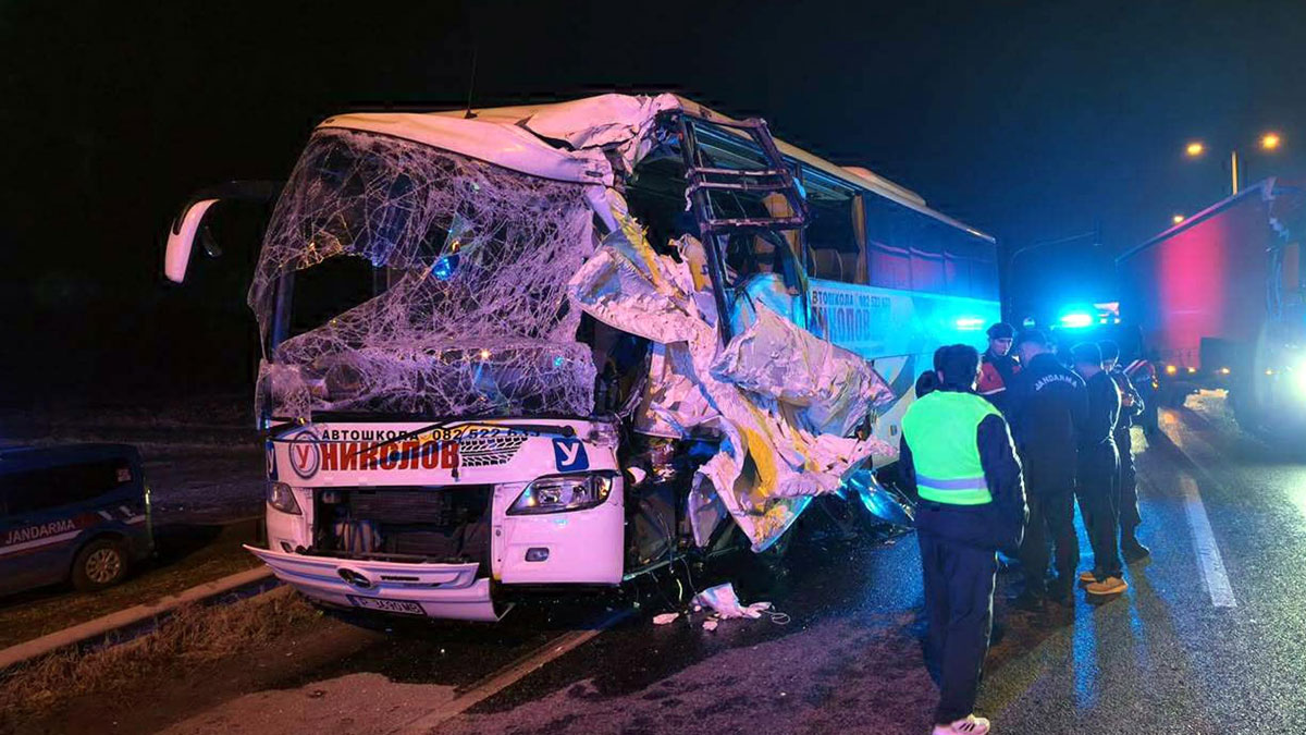 Edirne’de tur otobüsü TIR’a çarptı: 10 turist yaralandı