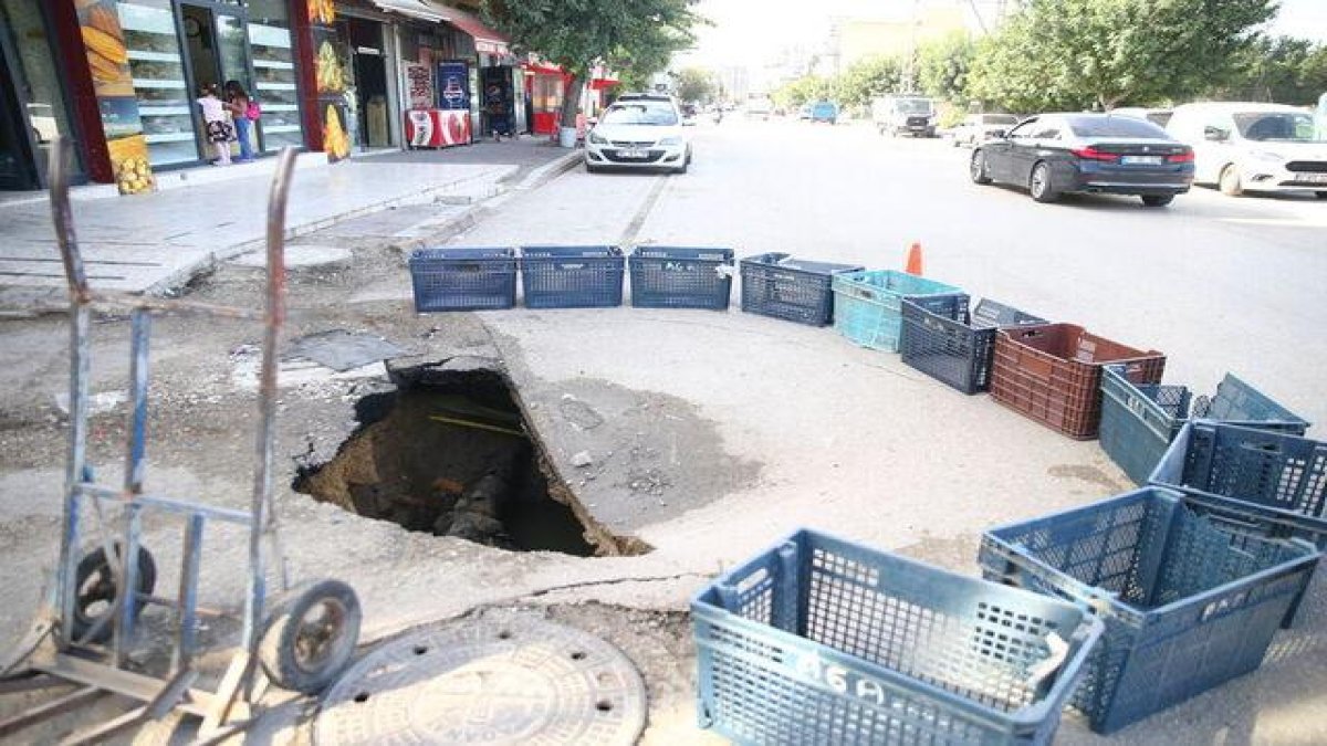 Adana'da çöken yolda çukur oluştu: Ekipler çalışma başlattı