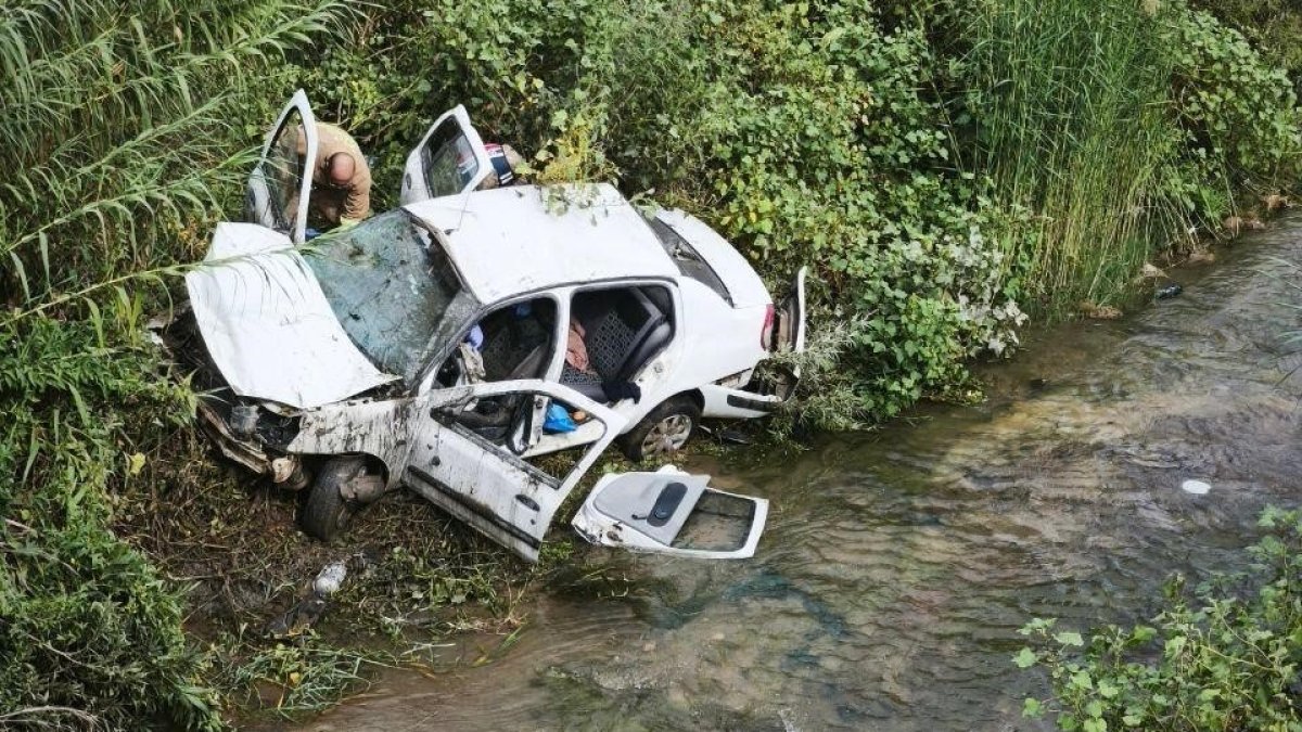 Dereye uçan otomobil hurdaya döndü: 3 yaralı