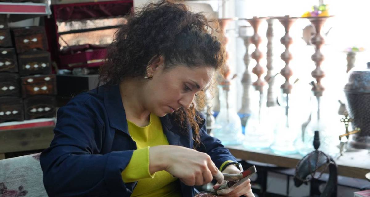"Erkek işi" denilen meslekte zirveye çıktı: Hobi olarak başladı, 11 yılda bakır ustası oldu!