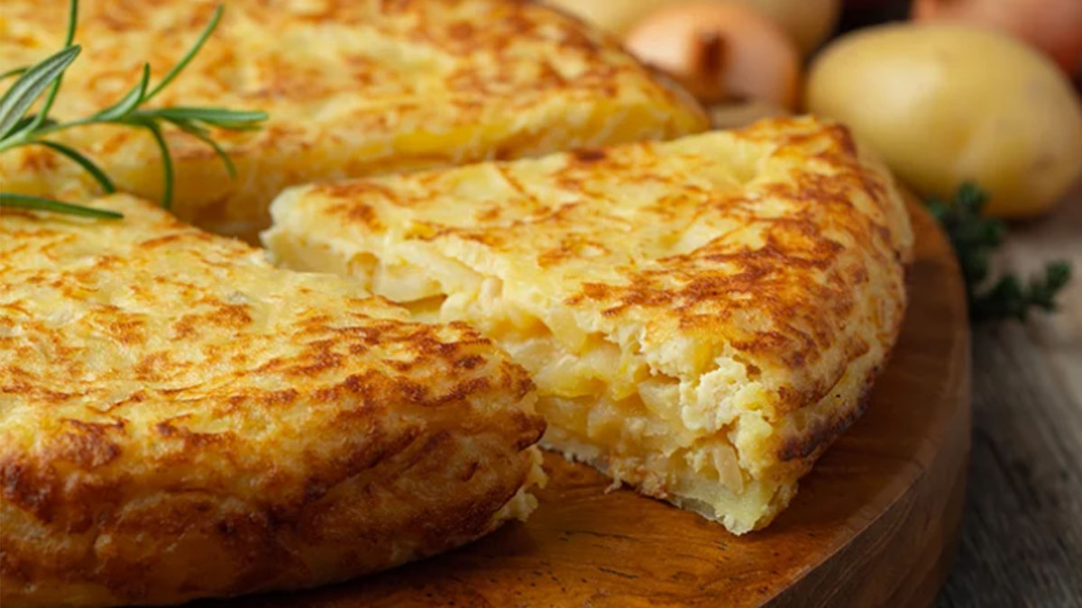 Hamur yoğurmak yok, fırın yok! 10 dakikada hazırlanan börek tadında patatesli omlet tarifi