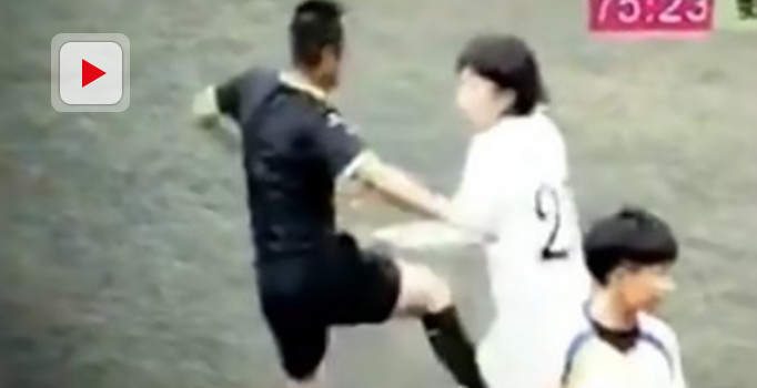 Kadın futbolcuya tekme atan hakeme ömür boyu men!