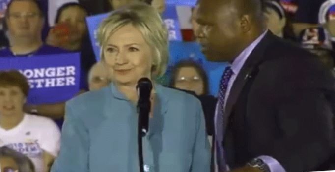 Hilary Clinton konuşurken koruması yardıma koştu - Video