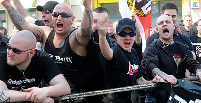 Almanya'nın Bautzen kasabasında  Neo-Naziler mültecilere saldırdı