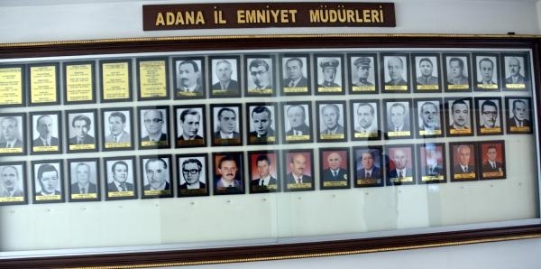 Adana'da FETÖ'cü emniyet müdürlerinin fotoğrafları kaldırıldı