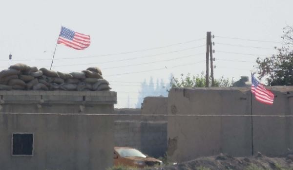 PKK'nın Suriye uzantısı PYD evlerin çatısına ABD bayrakları astı