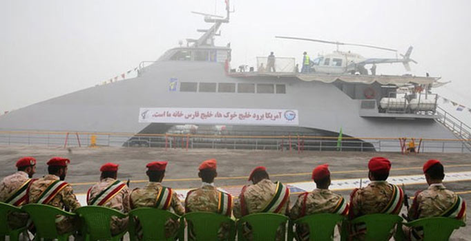 İran'ın yüksek hızlı savaş gemisi suya indi