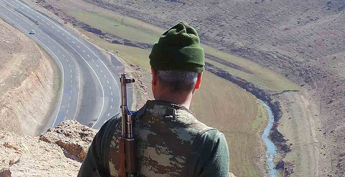 Bir kötü haber de Van'dan: Teröristler bir korucuyu şehit etti