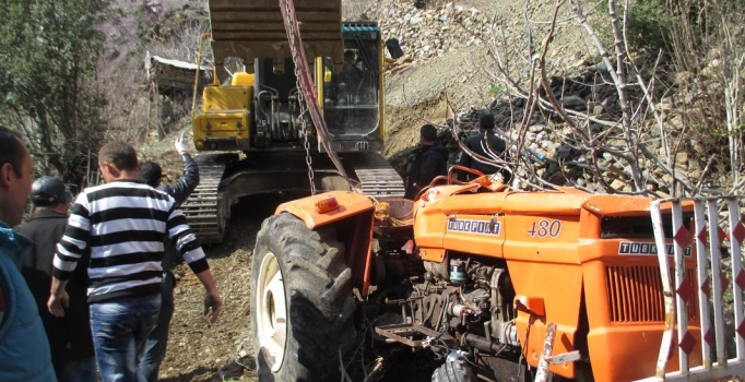 Traktör uçuruma yuvarlandı: 1 ölü