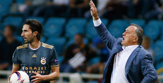 Advocaat Fenerbahçe'de 3 futbolcuyu gözden çıkardı!