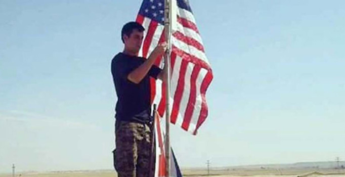 Tel Abyad'daki ABD bayrağını PYD'liler bekliyor