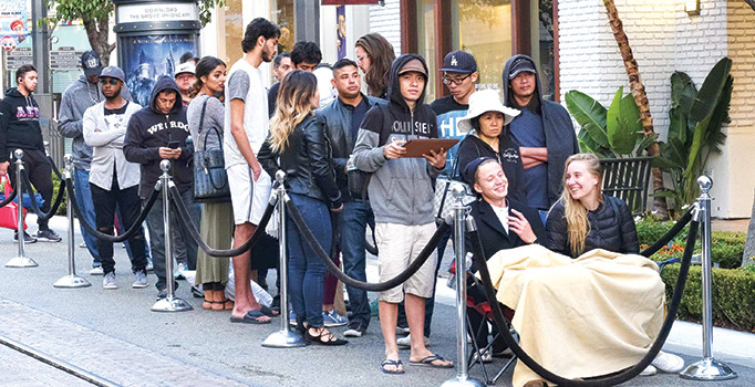 Yeni iPhone için 25 saat kuyrukta beklediler