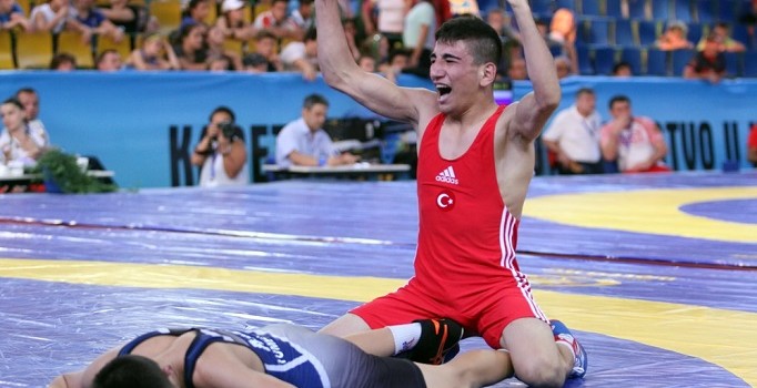 Yıldız güreşçiler ilk günü 1 gümüş, 2 bronzla tamamladı