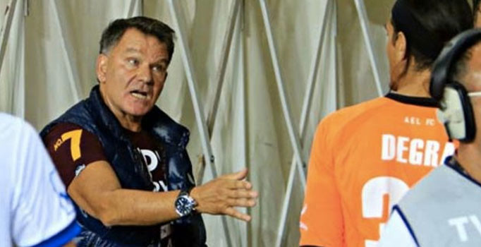 Yediği hatalı gol sonrası hem başkandan dayak yedi, hem takımdan kovuldu