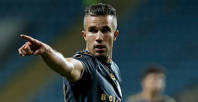 Advocaat döneminde de ilk 11'de yer bulamayan Van Persie yine kayıplarda