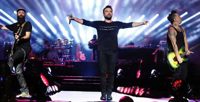 Megastar Tarkan'dan seyircilere fırça: Cep telefonlarını bırakın