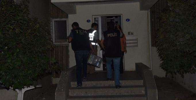 İzmir'de Petkim'deki lojmanlara polis baskını - Son dakika haberleri