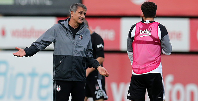 Derbi öncesi Beşiktaş'a iki futbolcudan kötü haber geldi!