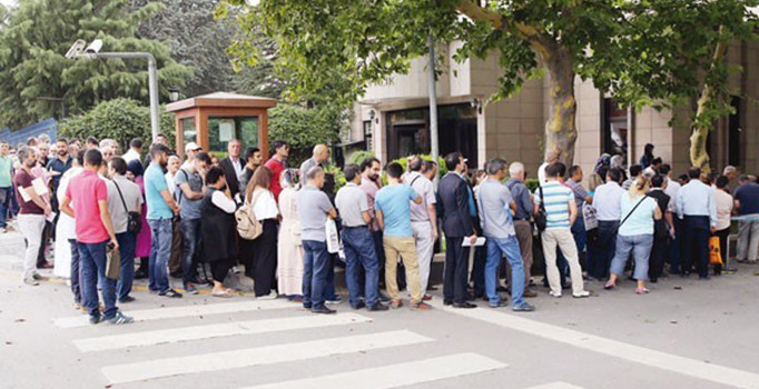 Başbakanlık'ta FETÖ'den memuriyetten atılanlarla ilgili oluşturulan kriz merkezi önünde uzun kuyruk