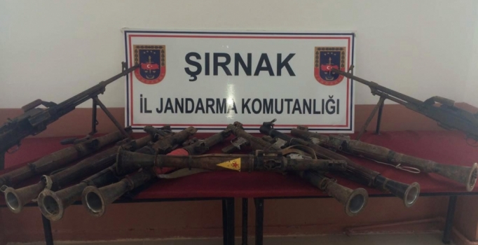 Şırnak'ta düzenlenen operasyonda YPG amblemli 8 adet roketatar ele geçirildi