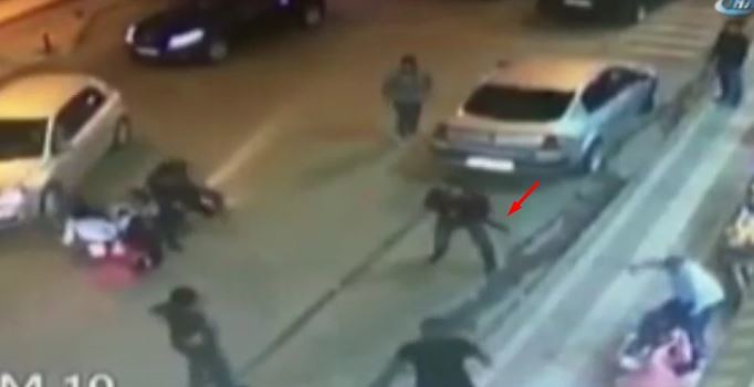 Amca oğullarının kavgasında kan aktı - video