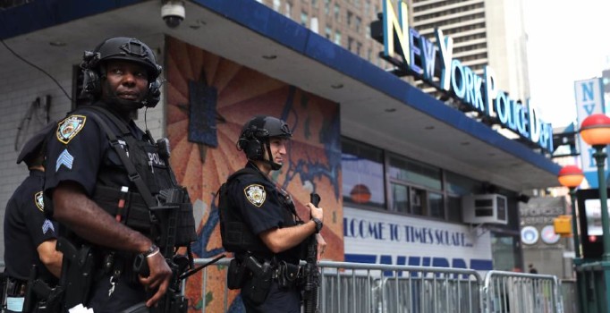 New York Times Square'de şüpheli paket alarmı