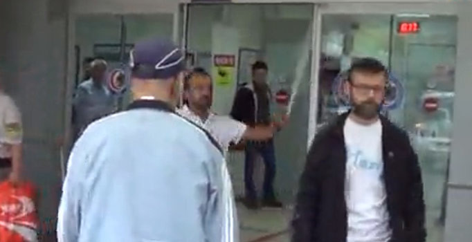 Çanakkale'de bir kişi FETÖ'den gözaltına alınan şahsa sopayla vurdu