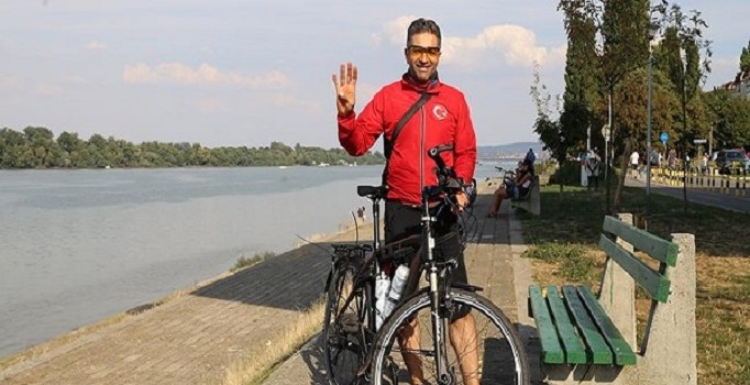 Almanya’dan Türkiye’ye darbe protestosu için pedal çevirdi
