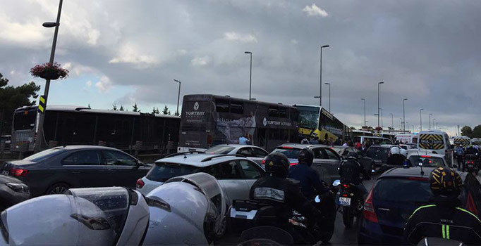 Metrobüs D-100'e girip kaza yaptı: Yaralılar var - Son dakika haberleri