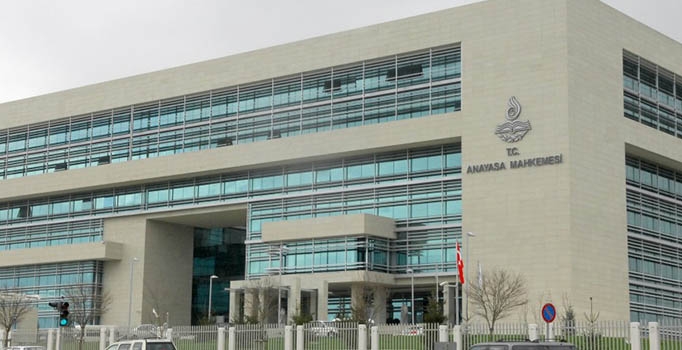 AYM, dershaneleri 
kapatan yasayı iptal etti