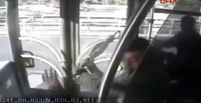 İşte metrobüs kazasına sebep olan saldırı kamerada - VİDEO - Son dakika haberleri