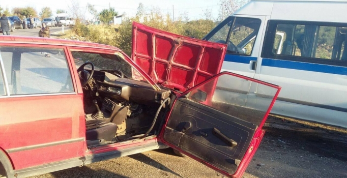 Tarım işçilerini taşıyan minibüs otomobille çarpışı: 9 yaralı