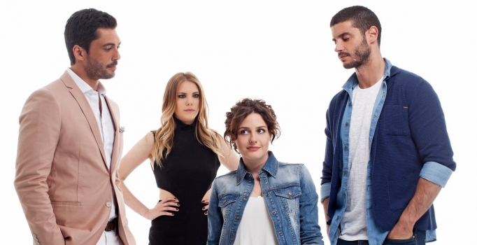 Yaz ekranlarının en sevilen dizisi ‘İlişki Durumu: Karışık’