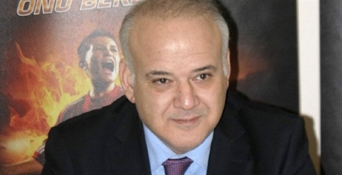 Ahmet Çakar, Van Persie'yi yerden yere vurdu