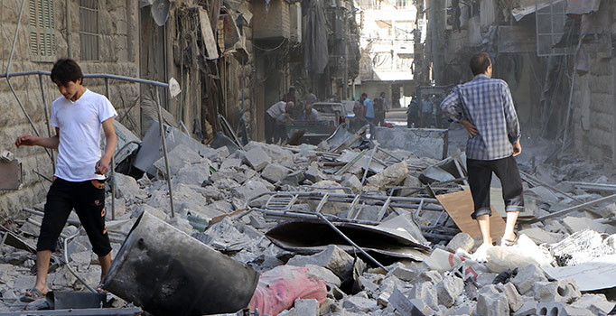 Halep'te yerleşim yerlerine hava saldırısı: 56 ölü | Son dakika haberleri