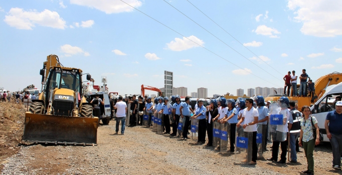 Diyarbakır'da HDP'li 
vekillere taşlı saldırı