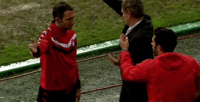 Trabzonspor teknik direktörü Ersun Yanal tribüne gönderildi - Son dakika spor haberleri