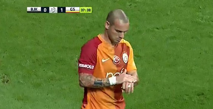 Wesley Sneijder kendisine atılan bozuk parayla 'yazı-tura' oynadı