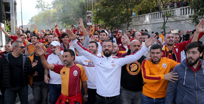 Galatasaray Başkanı Dursun Özbek taraftarlarla birlikte Vodafone Arena'ya yürüyecek