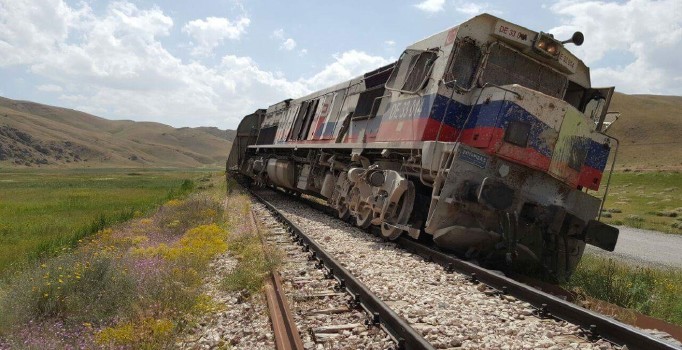 Van'da yük trenine bombalı saldırı: 1 yaralı