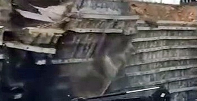 İstanbul'da istinat duvarı böyle çöktü