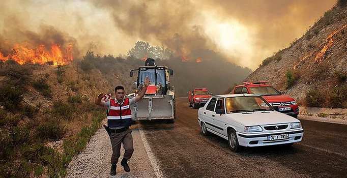 Antalya'da yine orman yangını: Alevler yerleşim alanlarını tehdit ediyor!